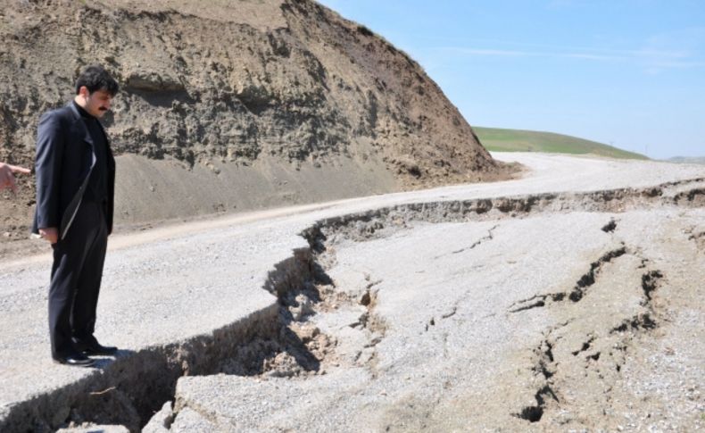Korkut'ta geçen yıl yapılan köy yolları heyelanlar nedeniyle bozuldu