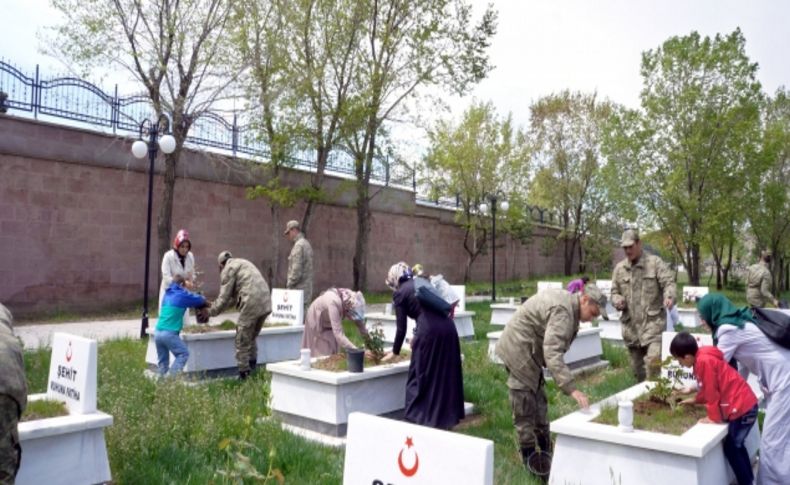 Korunmaya muhtaç çocuklar, şehit mezarları üzerine gül fidanı dikti, dua etti