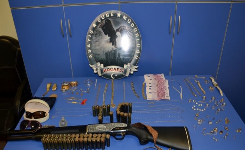 Kovalamaca sonucu durdurulan araçta 100 bin liralık ziynet eşyası çıktı