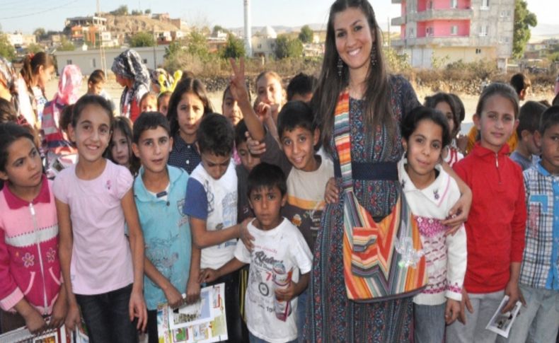 Köy köy dolaşıp Kürtçe etkinlik düzenliyorlar