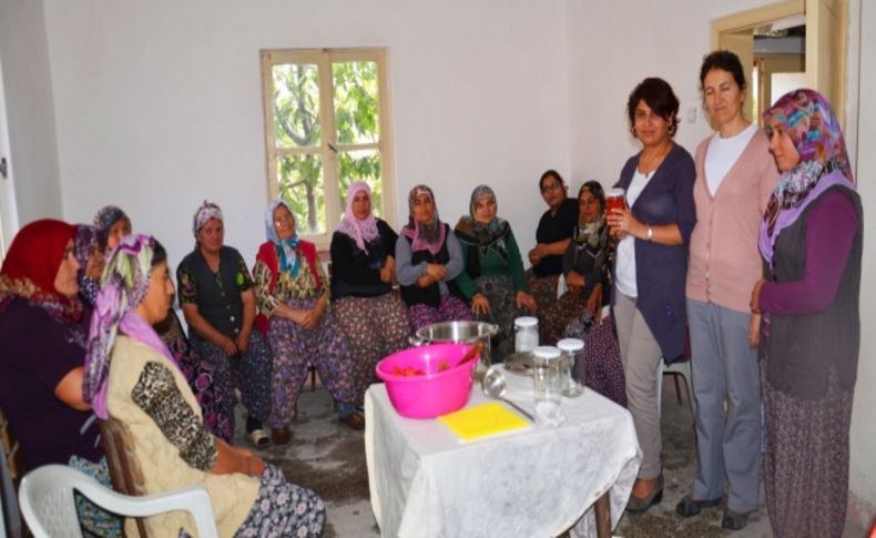 Köylerde kadın çiftçilere gıda muhafaza eğitimi veriliyor