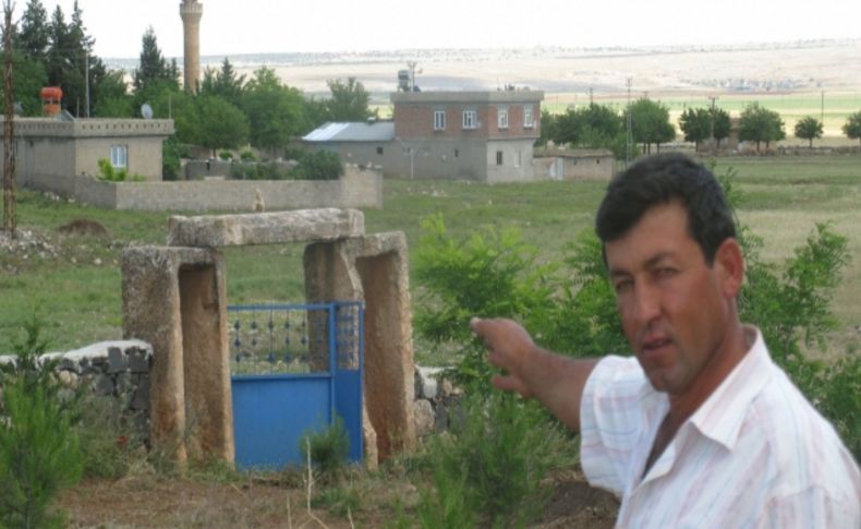 Köylüler, Roma dönemine ait lahit mezardan kapı ve musalla taşı yapmış