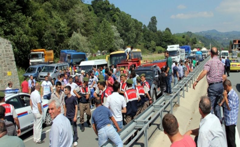 Köylüler, üst geçit için yolu kapattı