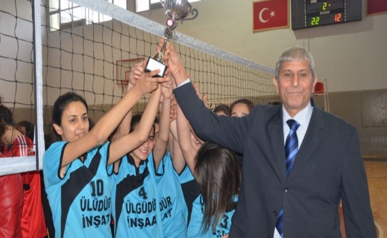 Kozan'ın voleybol şampiyonu Mehmet Akif Ersoy Lisesi oldu