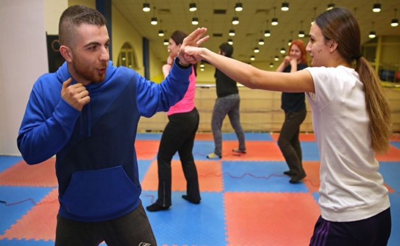 Bucalı kadınlar kick boks öğreniyor