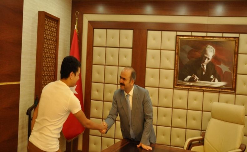 Küçük yaşta babasının terk ettiği Pervarili Barış hukuk fakültesini kazandı