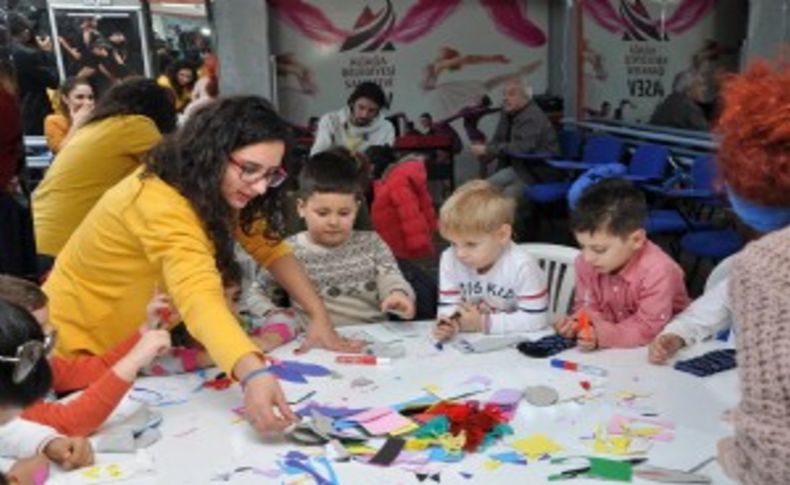 Aliağa'da çocuklar kukla yapmayı öğreniyor