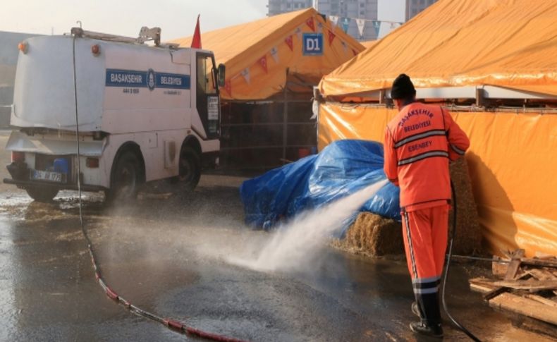 Kurban alanlarında koku ile mücadele ediyor