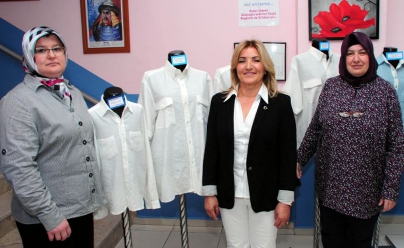Kursiyerler Manisa bezinden gömlek, etek ve çocuk kıyafeti dikti
