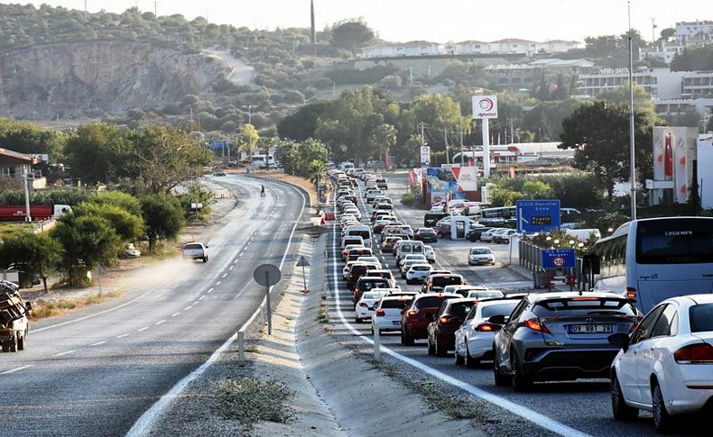 Kuşadası'na gelen çok, giden yok