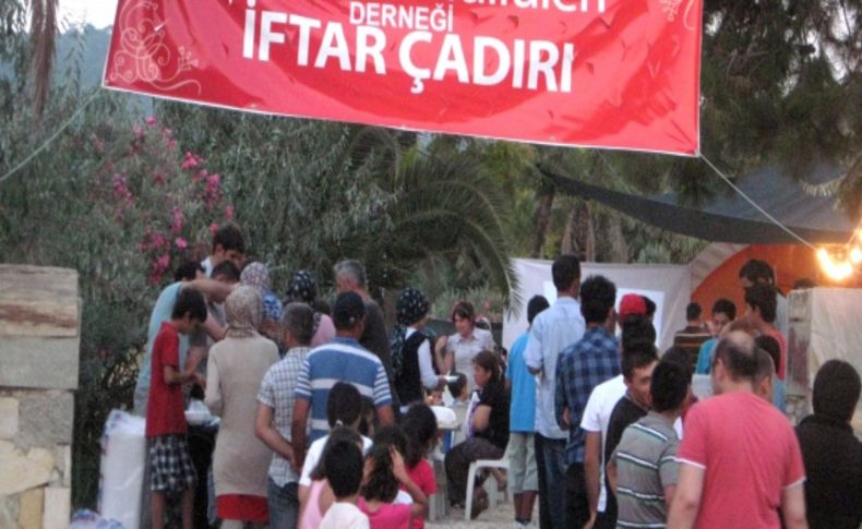 Kuşadası'da 400 kişilik iftar çadırı kuruldu