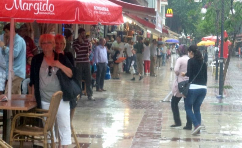 Kuşadası'nda mayıs yağmuru günlük hayatı etkiledi