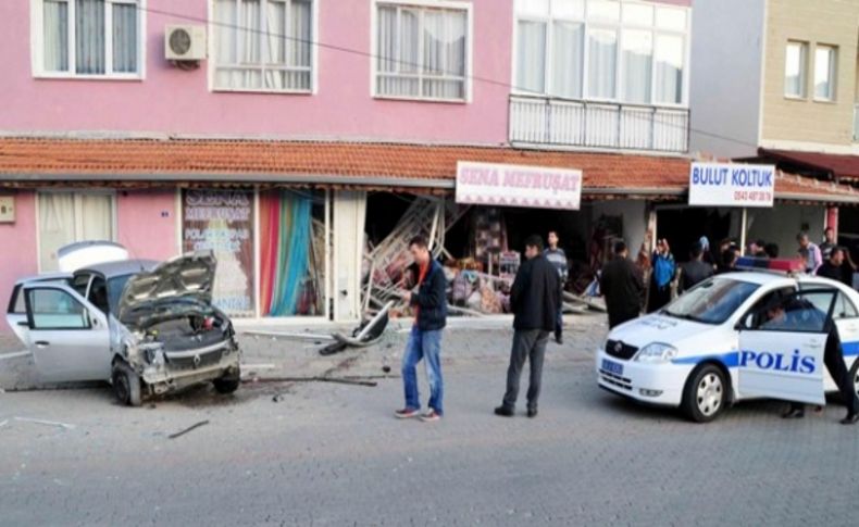 Lastiği patlayan araç işyerine daldı