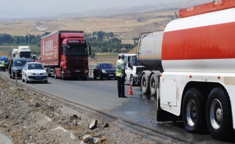 Lastikleri alev alan dolu tanker faciaya ramak kala söndürüldü