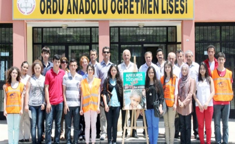 Lise öğrencileri Afrikalı çocukların susuz kalmaması için kermes düzenledi