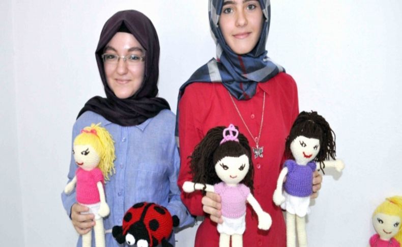 Lise öğrencileri mukabeleden sonra yaptıkları oyuncakları satıp burs verdi