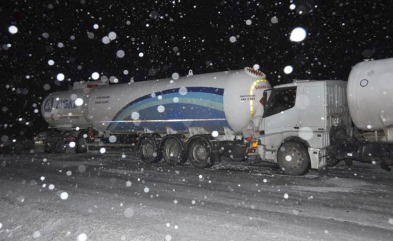 LPG yüklü tır kaza yaptı, yol 5 saat trafiğe kapandı