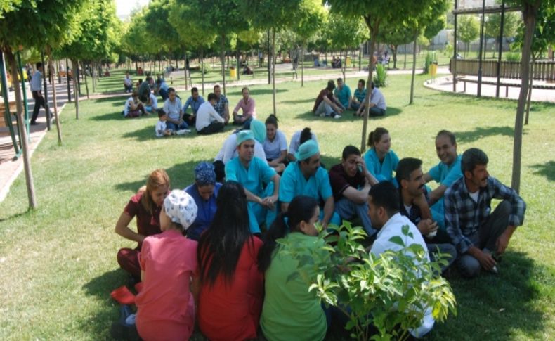 Maaşlarını alamayan taşeron firma çalışanlarından protesto