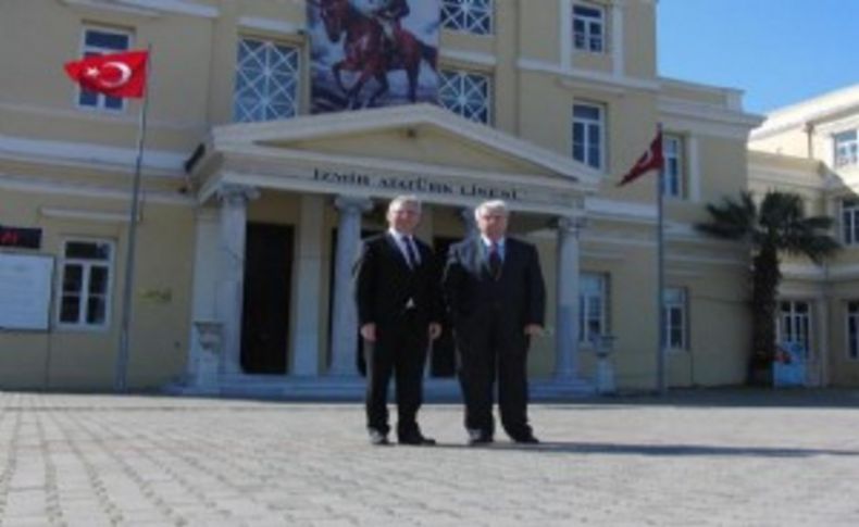 İzmir'in tarihi lisesinde şeref madalyası heyecanı