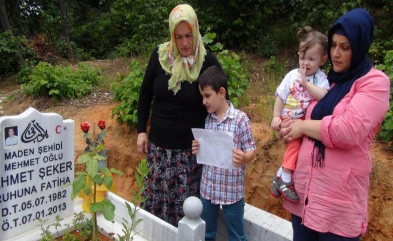 Maden şehidinin ilk okula giden oğlu, karnesiyle babasının mezarına koştu