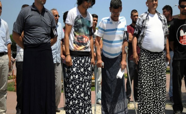Mağdur babalar etek giyerek seslerini duyurmaya çalıştı
