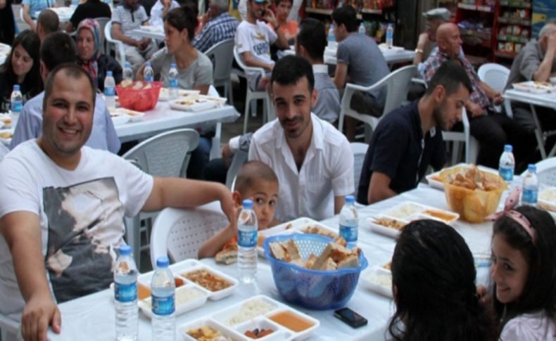 Mahalle iftarları, komşuluk ilişkilerini güçlendiriyor