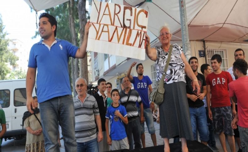 Mahalle pazarının kalkmaması için halk ve pazarcılar eylem yaptı