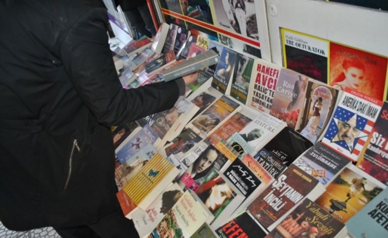 Malatya'da bir iş yerinde 260 korsan kitap yakalandı