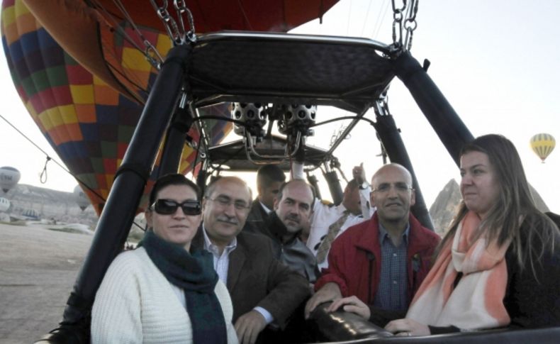 Maliye Bakanı Şimşek ve eşi Kapadokya’da balon keyfi yaptı