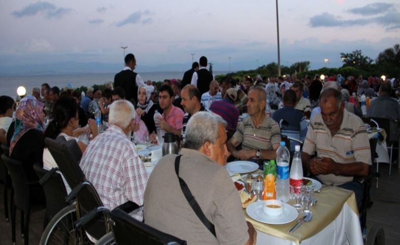 Maltepeli hayırseverler, Ramazan'da huzurevi sakinlerini unutmadı