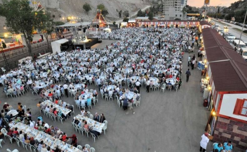 Mamak’ta 3 bin 500 kişi toplu iftar yaptı