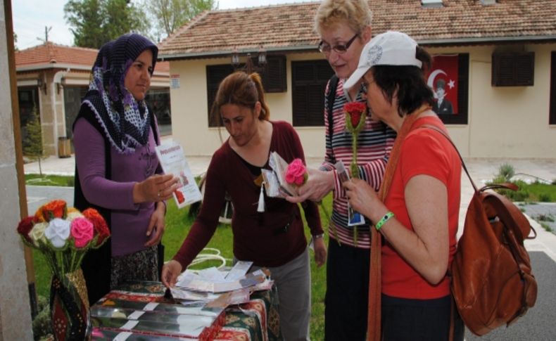 Manavgatlı kadınların el emeği göz nuru işleri, turistlerin ilgisini çekiyor