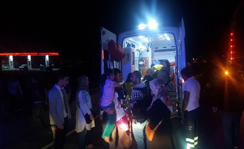 Manisa'da TIR, otomobile çarptı: 8 yaralı