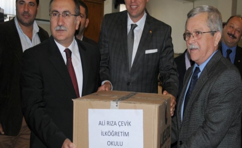 Manisa Ticaret Borsası bin öğrenciye ayakkabı hediye etti