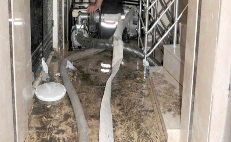 Manisa'da şiddetli yağmur: 150 ev ve işyerini su bastı