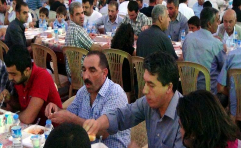Mardin Valisi Cengiz, iftar çadırında yemek dağıttı, vatandaşlarla iftar açtı