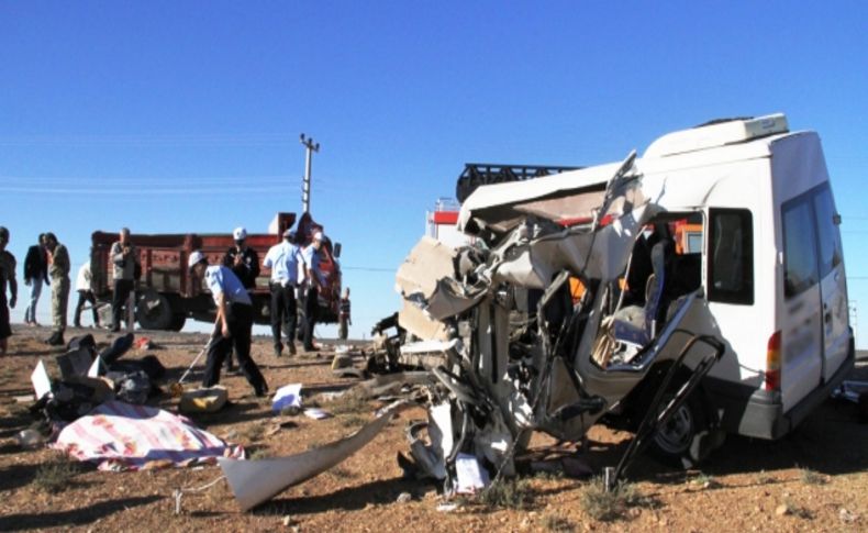 Mardin'de öğrenci servisi kamyonetle çarpıştı: 3 ölü, 15 yaralı