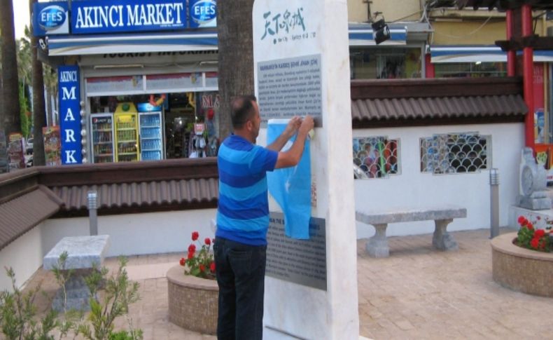 Marmaris'teki Çin Parkı'nda Doğu Türkistan bayraklı protesto eylemi