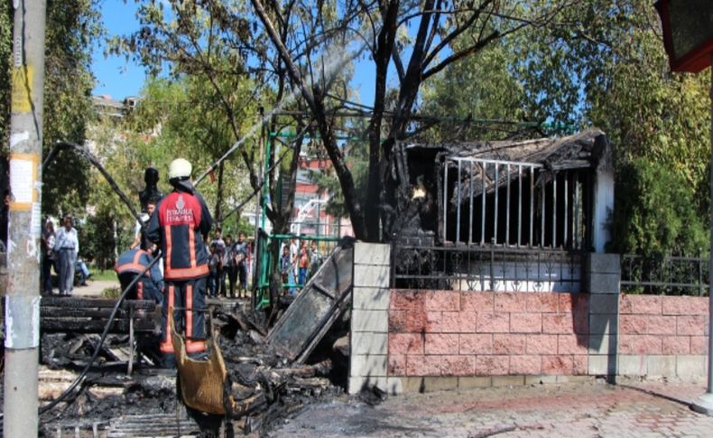 Maskeli saldırganlar, İETT kulübesini yaktı