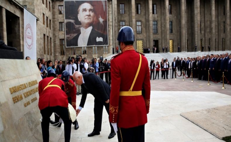 Meclis Başkanı Çiçek, Atatürk Anıtı’na çelenk koydu