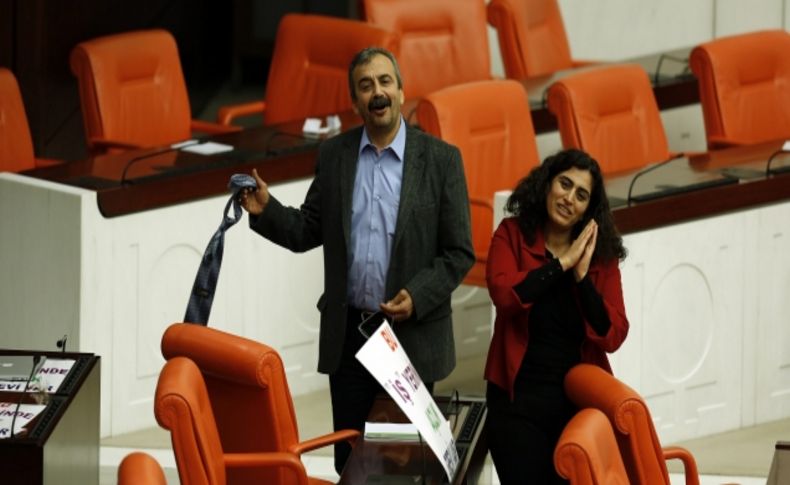 Meclis'te açlık grevi yapan 4 HDP'li vekil geceyi kuliste geçirecek