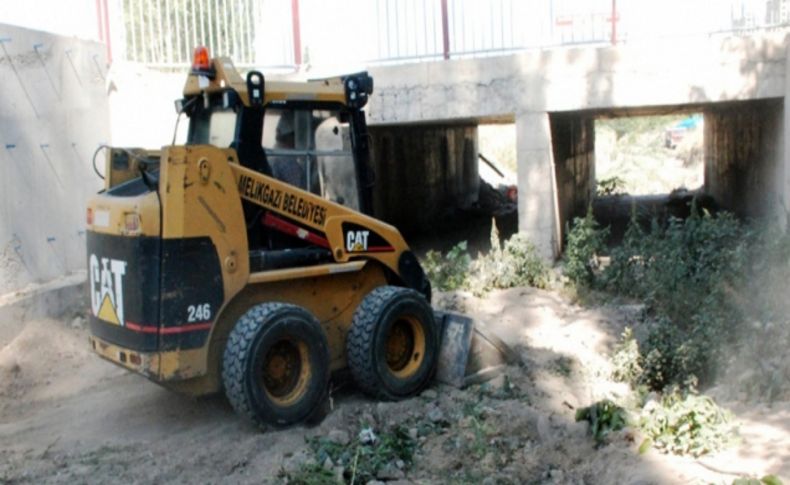 Melikgazi'de taşkın su kanalları temizlendi