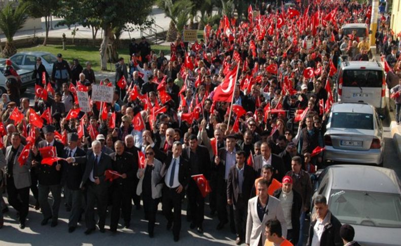 Menemen’den teröre bayraklı tepki