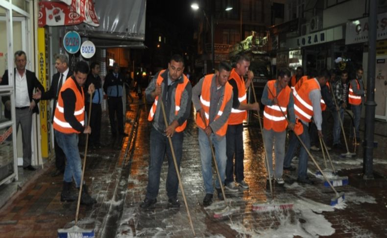 Menemen’´in yolları sabunlu suyla yıkanıyor