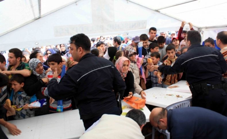 Mersin'de balık ekmek izdihamında kadınlarla çocuklar birbirini ezdi