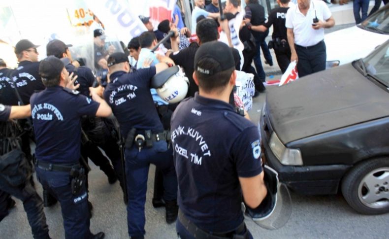 Mersin'de caddeyi kapatan gruba çevik kuvvet müdahale etti: 13 gözaltı