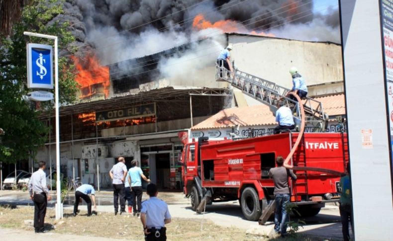 Mersin'de oto yedek parçacıda çıkan yangın korkuttu