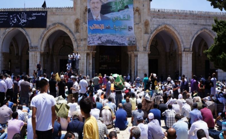 Mescid-i Aksa'da Ramazan'ın ilk cuması Mursi'ye destek gösterisi yapıldı