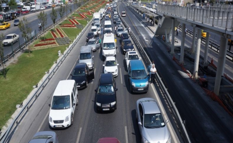 Metrobüs durağındaki şüpheli çanta trafiği felç etti