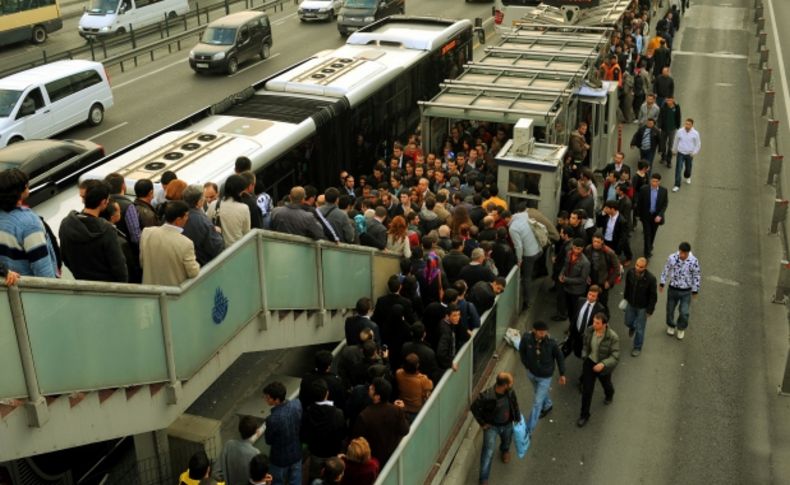 Metrobüse özel şikayet sitesi kuruldu: Birbirimizi döverek biniyoruz
